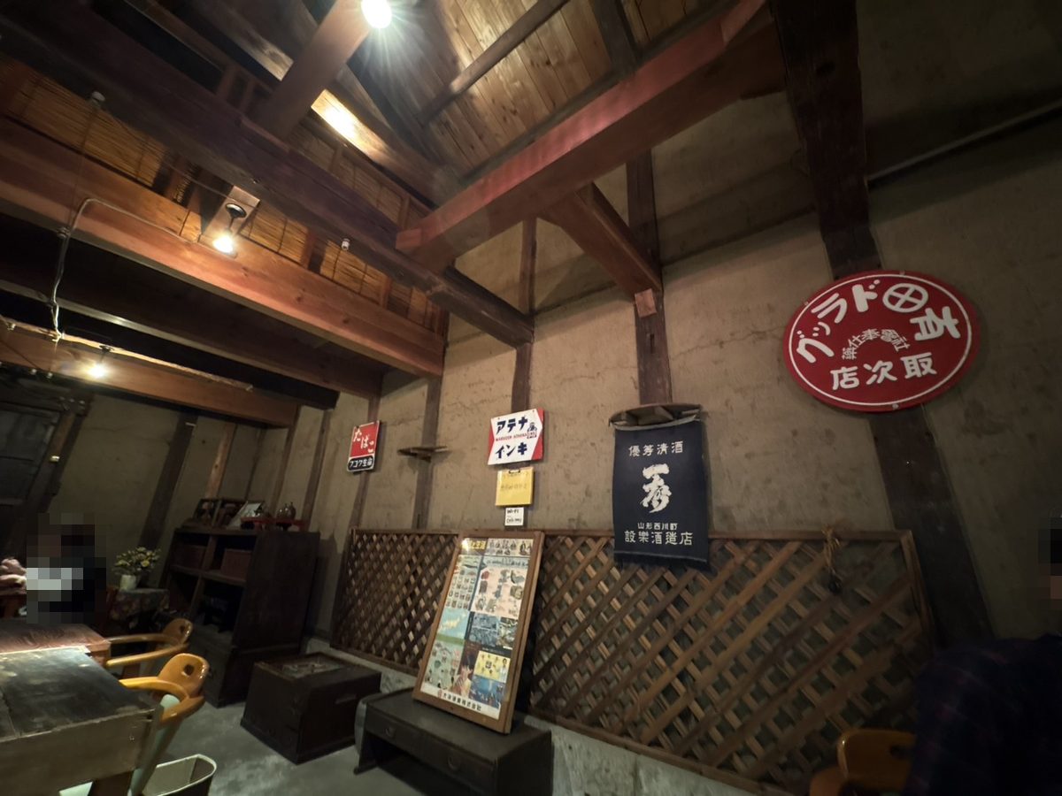 壁に飾られた昭和の看板