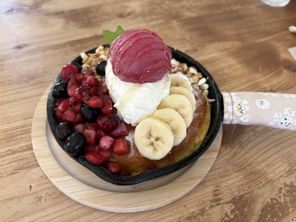 ベリーとバナナをのせたパンケーキとアイスクリーム