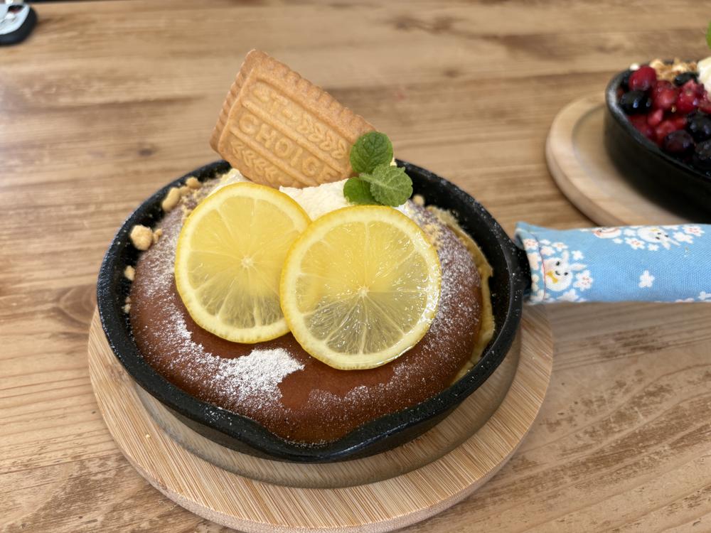 レモンをのせたパンケーキ。スキレットにのって提供される