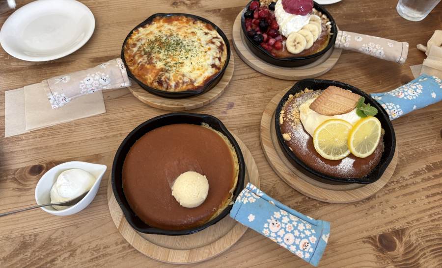 テーブルに並んだパンケーキ4皿。食事系と甘い系が混ざっている