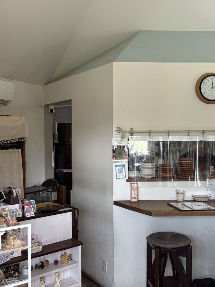 ミツバチガーデンカフェの店内。カウンターと窓辺の様子