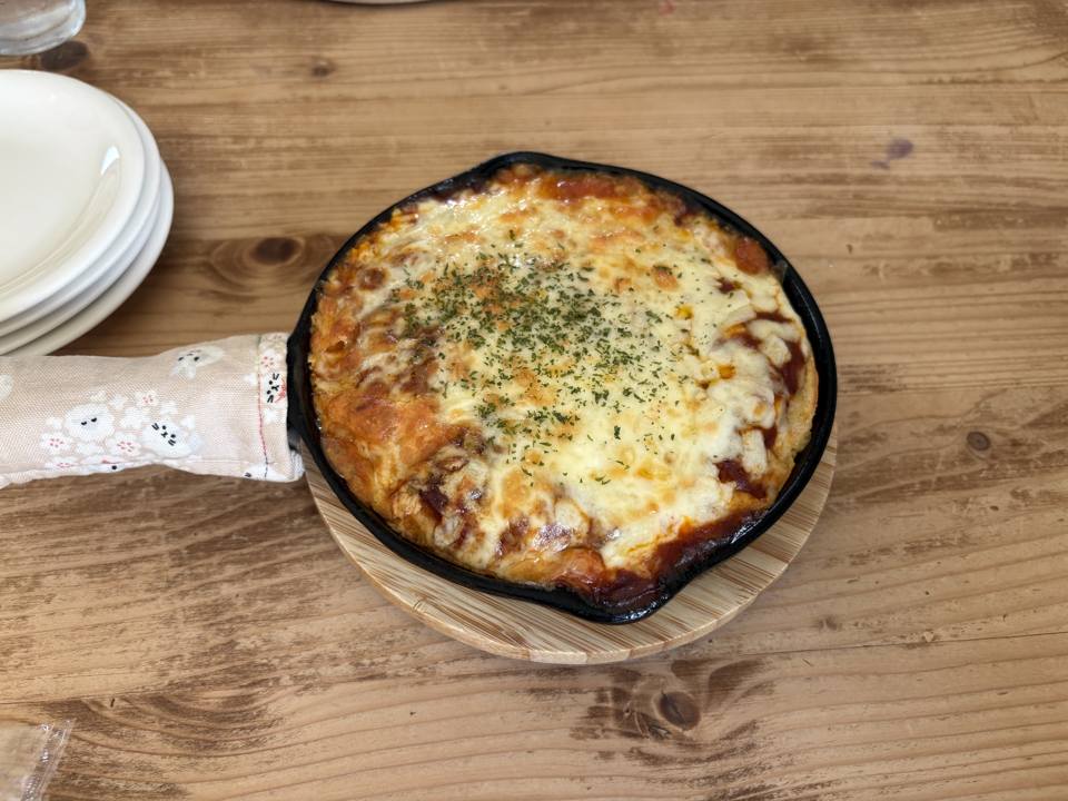 トマトチーズパンケーキ。スキレットの上でチーズがこんがり焼けている
