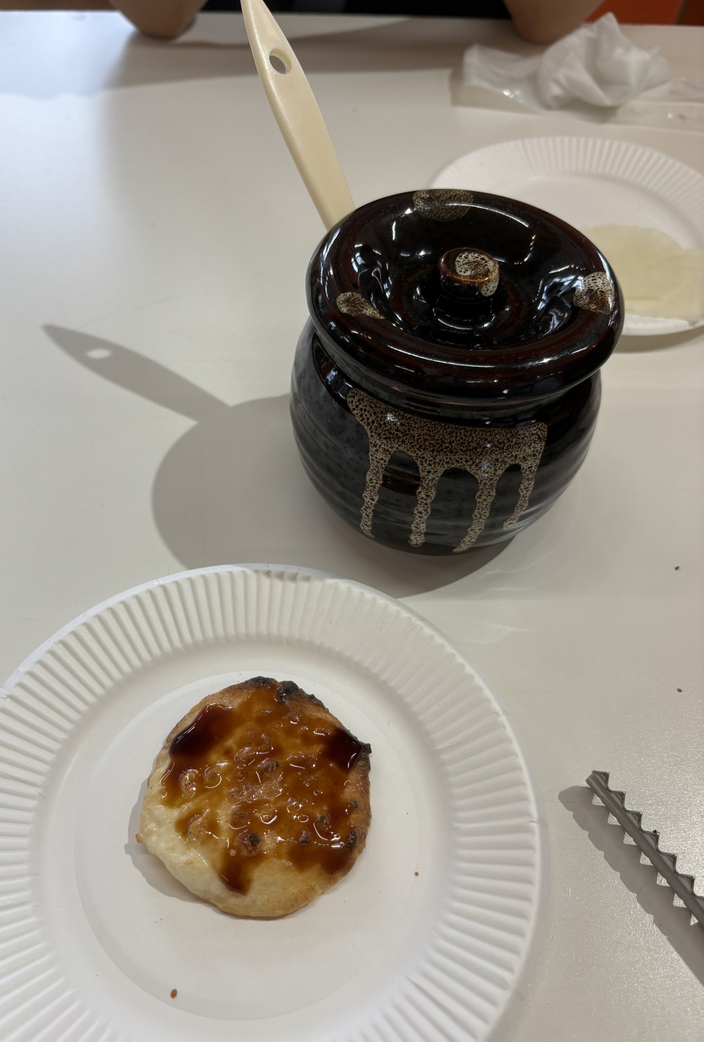 しょうゆを塗ったオランダせんべいと、テーブルのしょうゆ壺