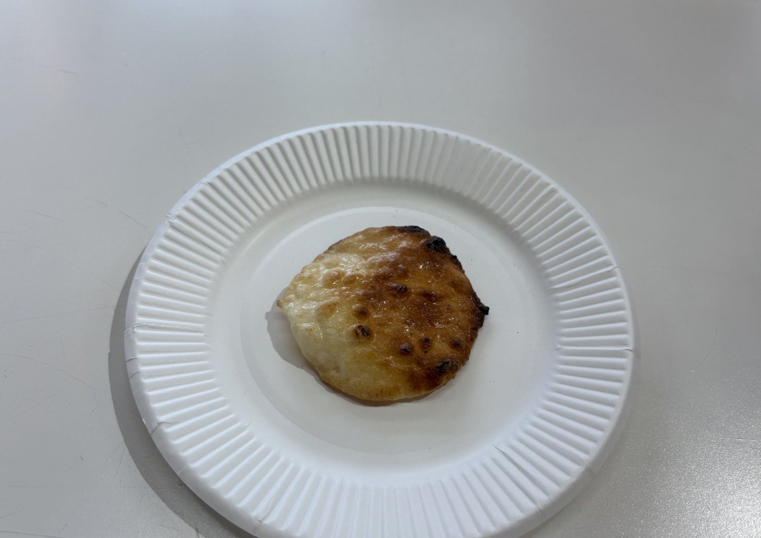 自分で焼き上げたオランダせんべい。ふくらんで焼き色がついている