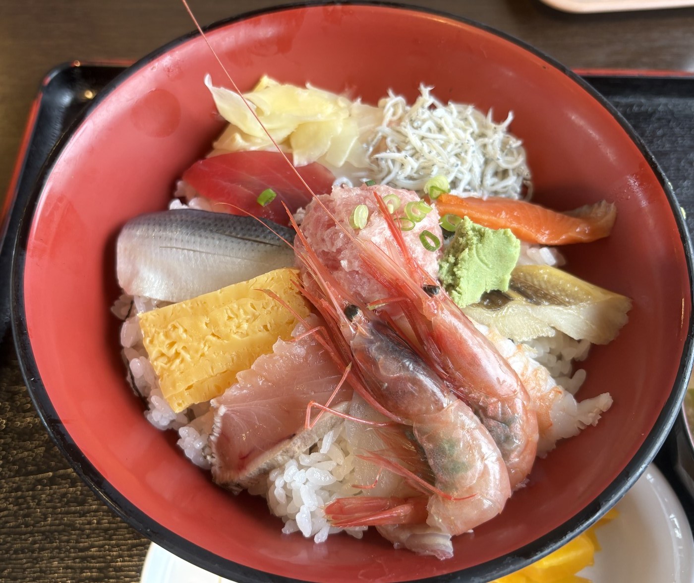 海鮮どんや とびしまの海鮮丼。エビ・ブリ・イカ・マグロ・ネギトロ・しらす・玉子焼きなどがのっている