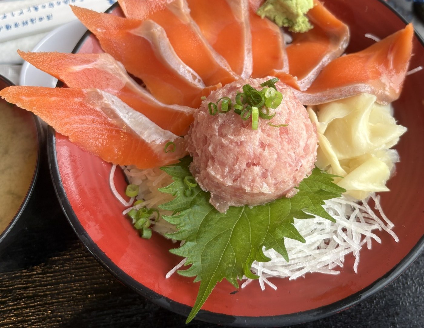 海鮮どんや とびしまのサーモンネギトロ丼。サーモンの刺身が扇状に並び、中央にネギトロがのっている