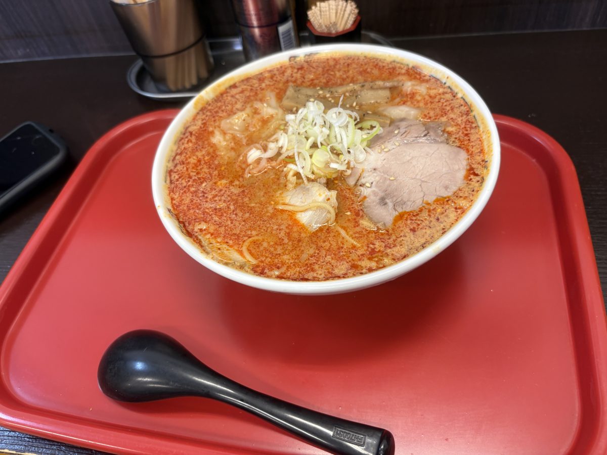 港の月の辛みそワンタンメン