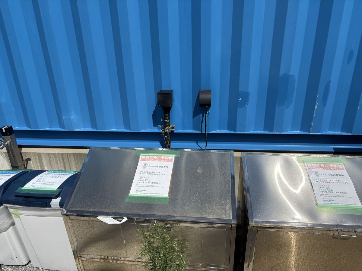 集合棟の裏にあるCAMPS宿泊者専用のゴミステーション。可燃ごみとその他に分かれている