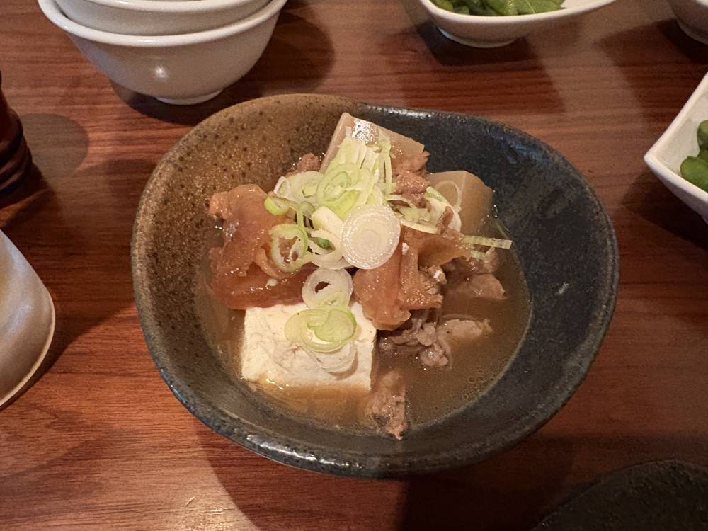 世三味のコースで出た牛すじと豆腐の煮込み