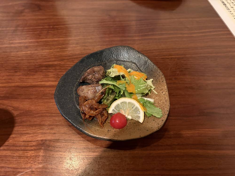 世三味のコースの前菜 レバーと小えびとサラダ