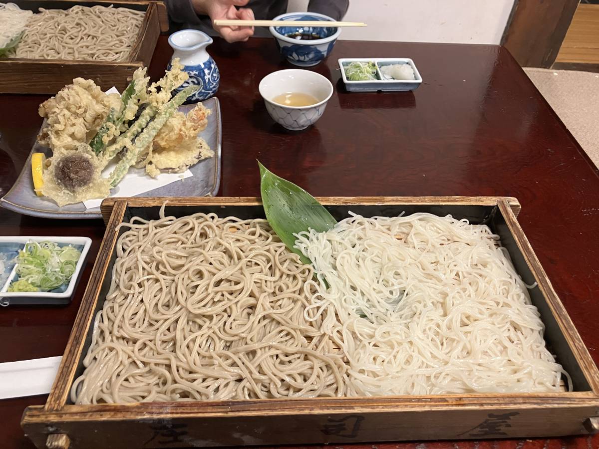 そば処 庄司屋 山形本店の相盛り板天。黒いやぶと白いさらしなを1枚の板に盛り、天ぷらは別の皿