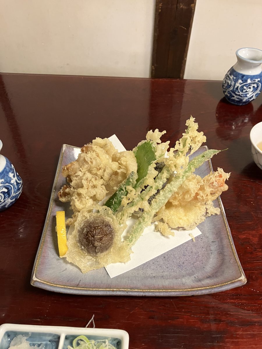 そば処 庄司屋 山形本店の天ぷら。海老と野菜を盛り合わせた皿