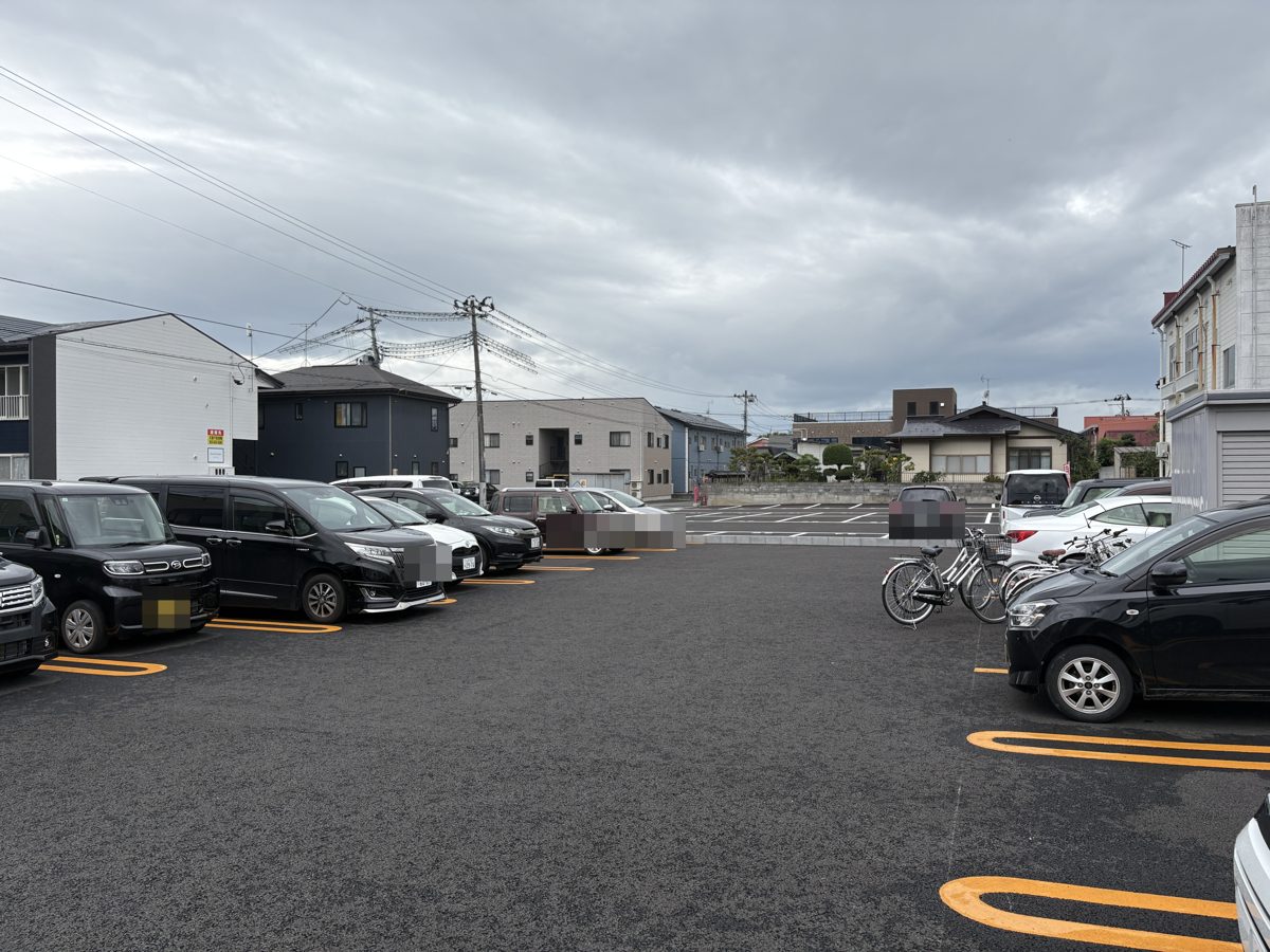 天然氷菓 そよぎとボンむらやまの共用の広い駐車場