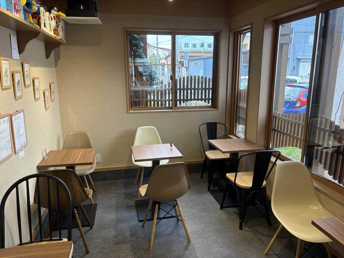 天然氷菓 そよぎの店内のテーブル席