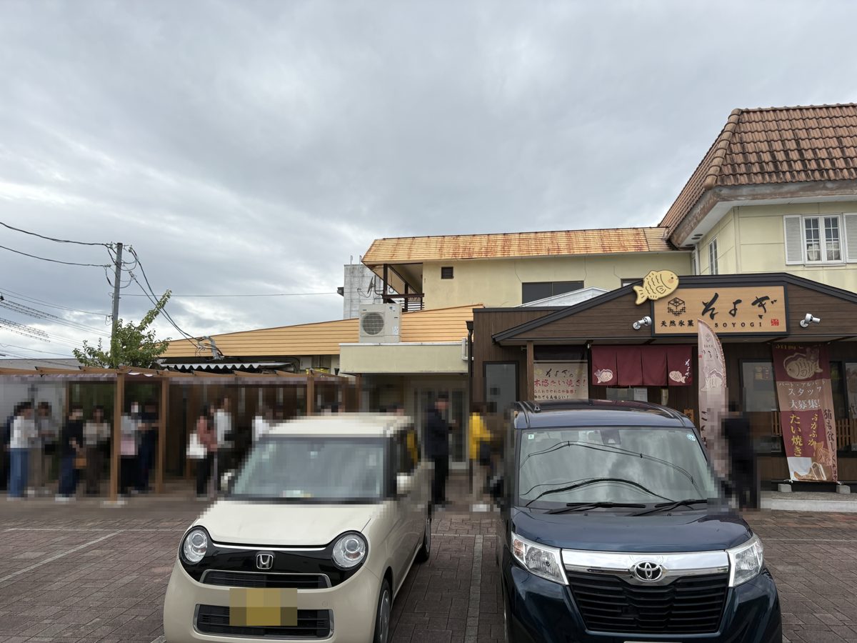 昼すぎも行列が続く天然氷菓 そよぎの店の前