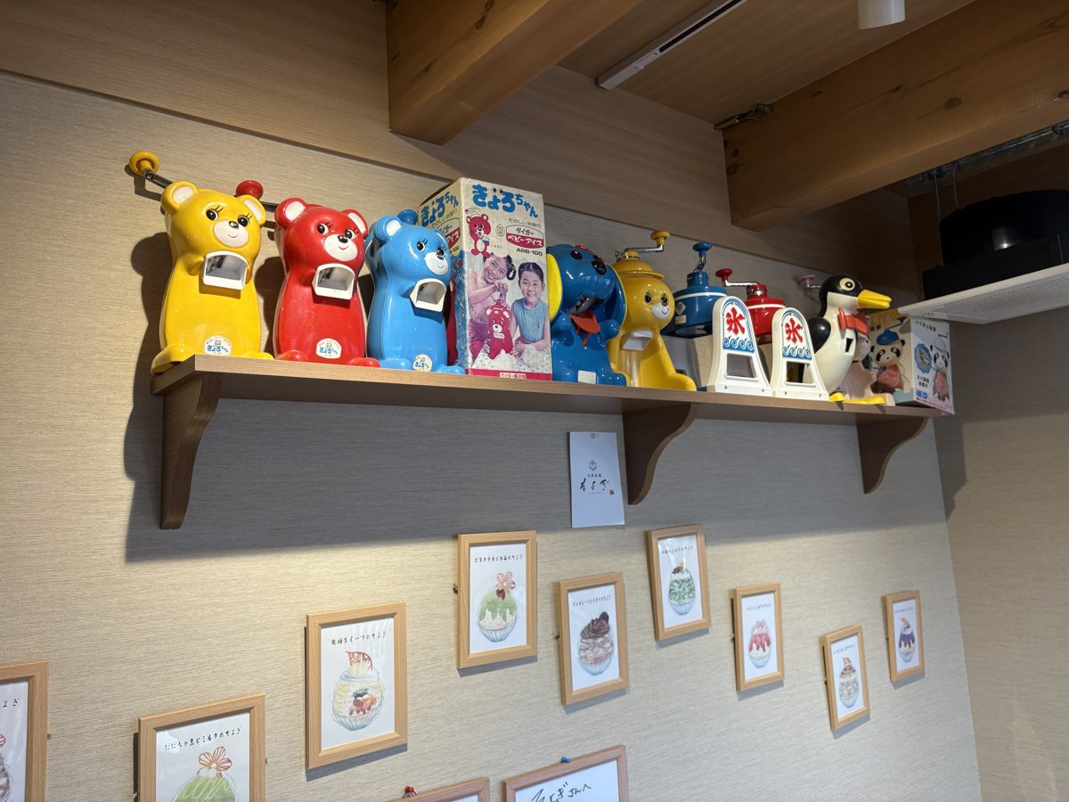 天然氷菓 そよぎの店内の棚に並ぶ昔のかき氷器