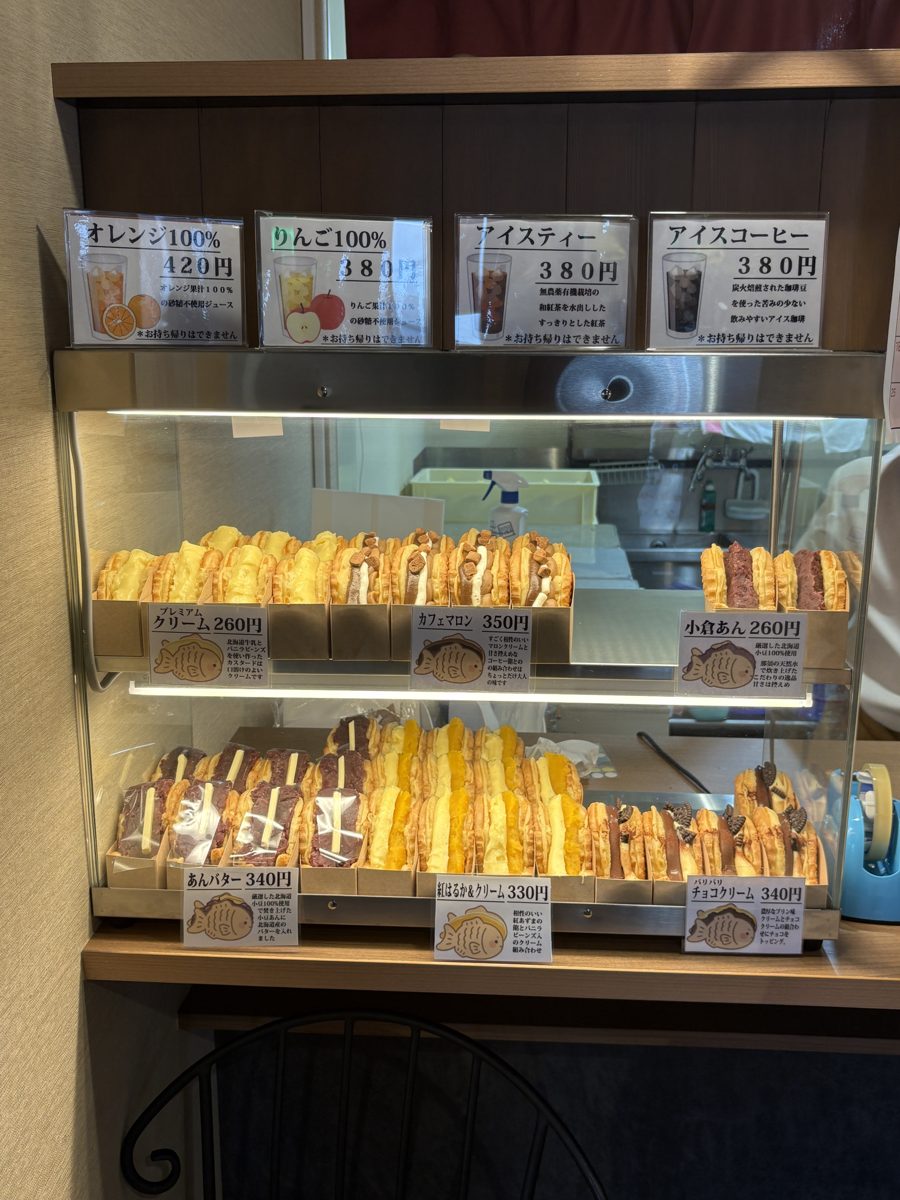 天然氷菓 そよぎのたい焼きが並ぶショーケース