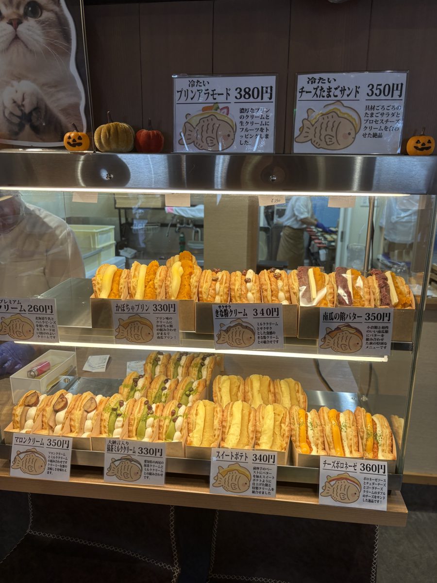 天然氷菓 そよぎの秋の限定のたい焼きが並ぶショーケース