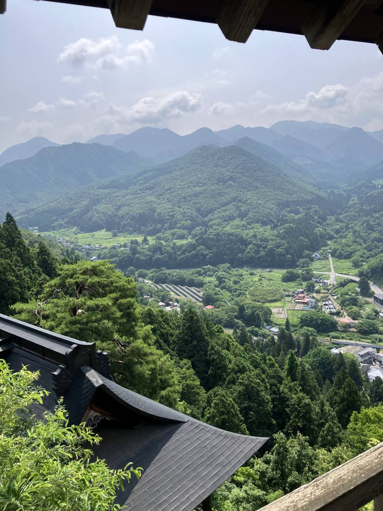山寺の上から見下ろした景色