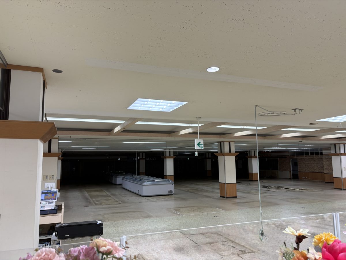 商品も棚もなくなったベルの食品売場